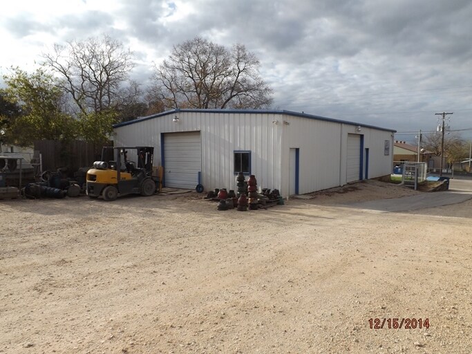 Primary Photo Of 918 3rd St, Floresville Warehouse For Lease