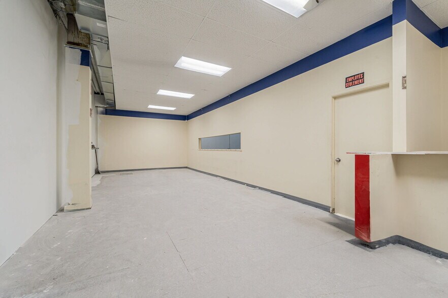 More Photos Of 5805 Boul Décarie, Montréal General Retail For Lease