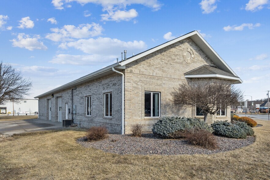 More Photos Of 702 Short St, Decorah Office For Sale
