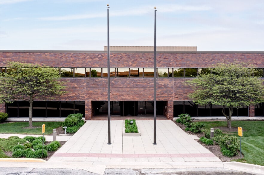 More Photos Of 1400 Kensington Rd, Oak Brook Office For Sale