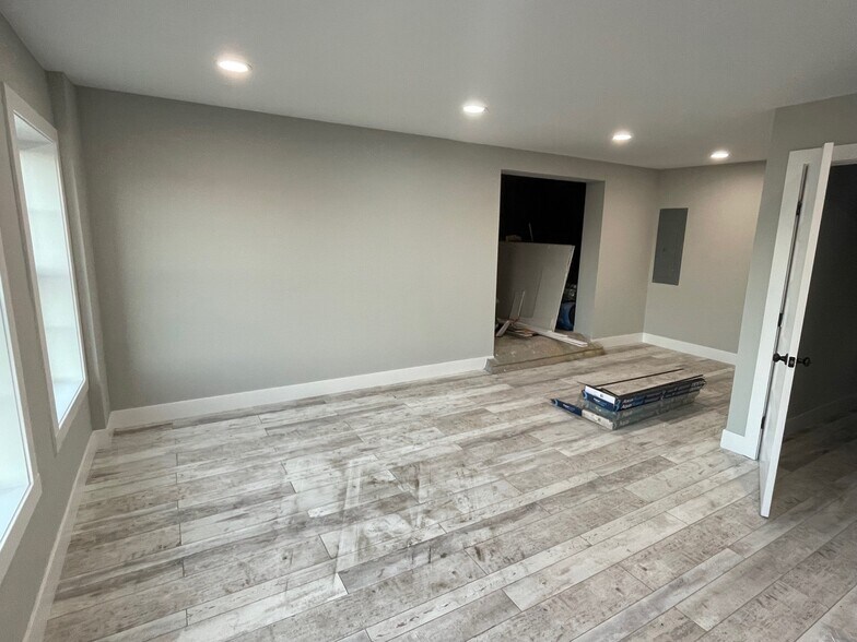 More Photos Of 3376 Forest Rd, Bedford Flex For Sale