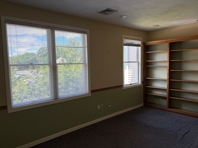 More Photos Of 1130 Ten Rod Rd, North Kingstown Office For Sale
