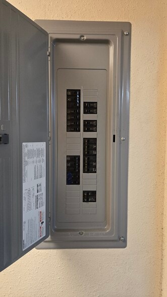 More Photos Of 2001 Hawkins Circle, Los Angeles Warehouse For Lease