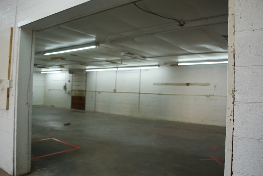 More Photos Of 2510 Mitchell St, Knoxville Light Manufacturing For Lease