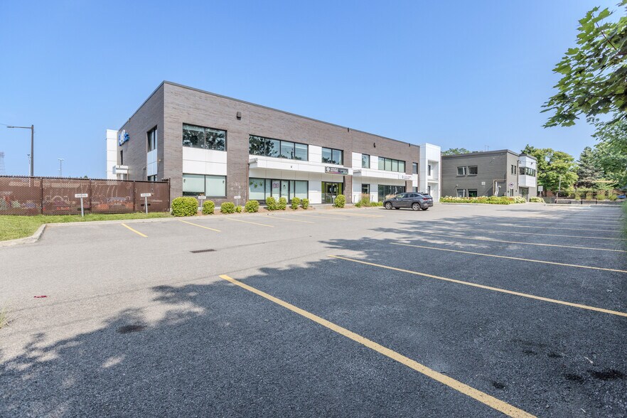 More Photos Of 3035 Av Maricourt, Québec Office For Lease