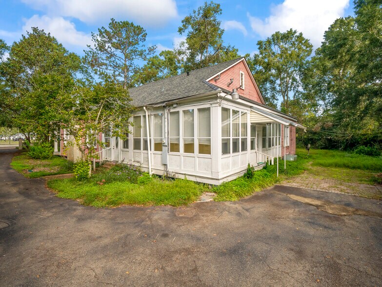 More Photos Of 752 N Columbia St, Covington Office Residential For Sale