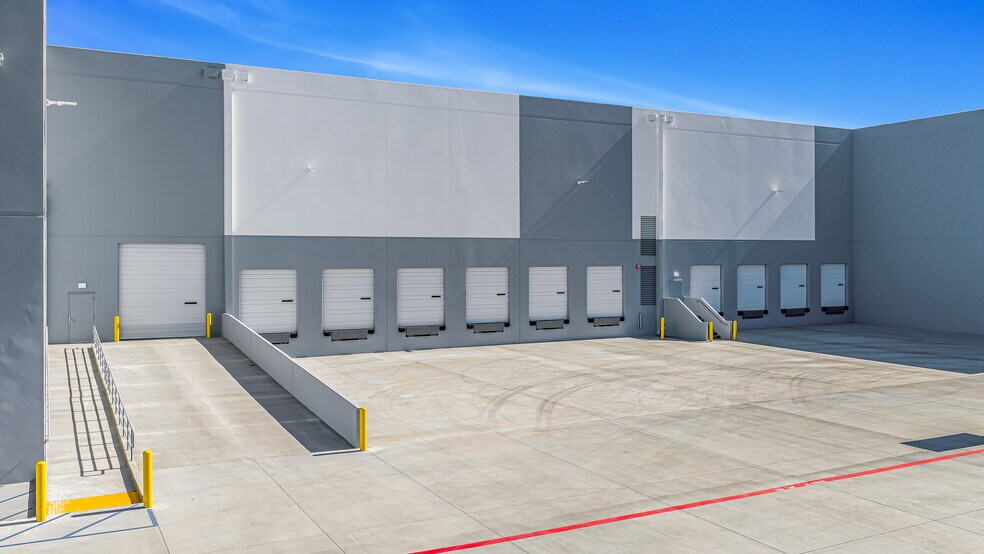 More Photos Of 300 E Dyer Rd, Santa Ana Warehouse For Lease