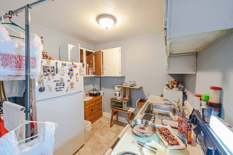 More Photos Of 562 Newmark St, Coos Bay Storefront For Sale