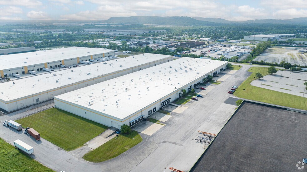 More Photos Of 8169 National Tpke, Louisville Distribution For Lease