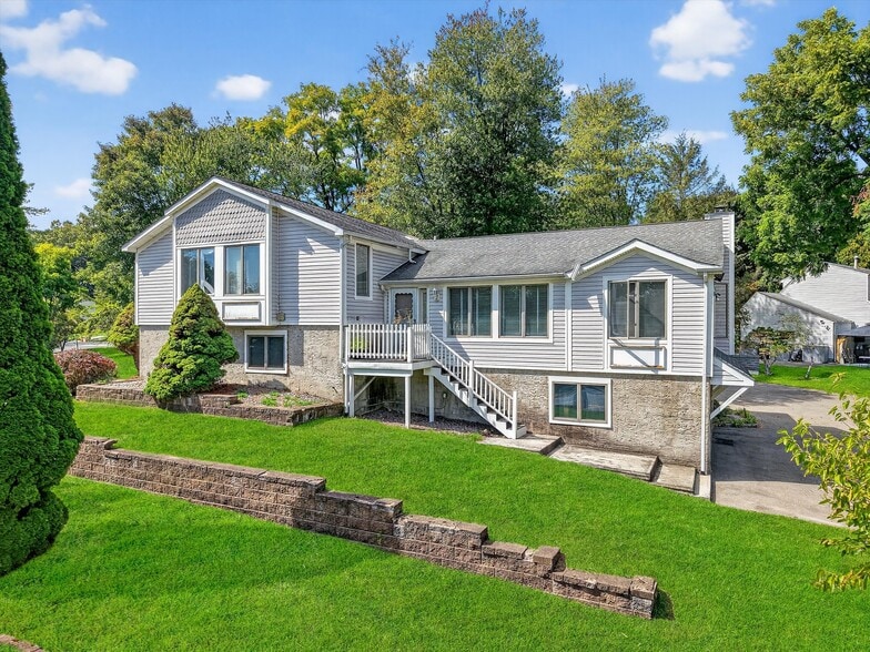 More Photos Of 2 Renee Gate St, Cortlandt Manor Office For Sale