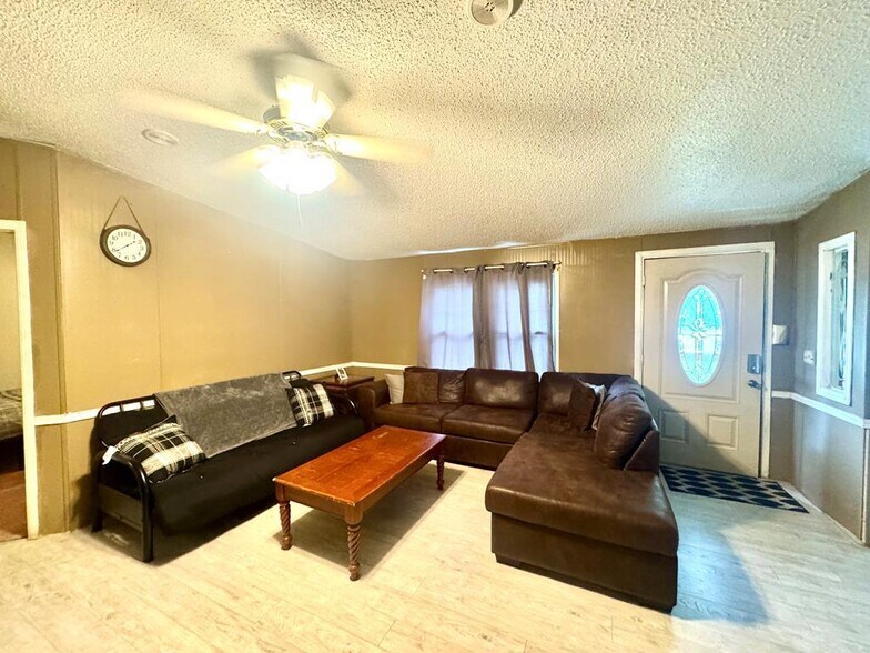 More Photos Of 158 Caloric Rd., Mullens Flex For Sale