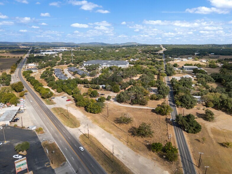 More Photos Of 930 N School St, Boerne Office For Sale
