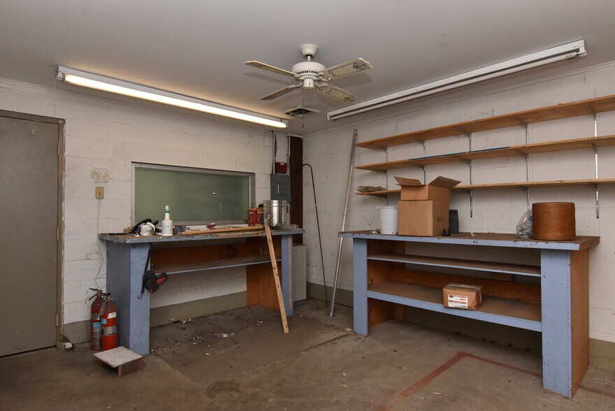 More Photos Of 38148 Bi State Blvd, Delmar Flex For Lease