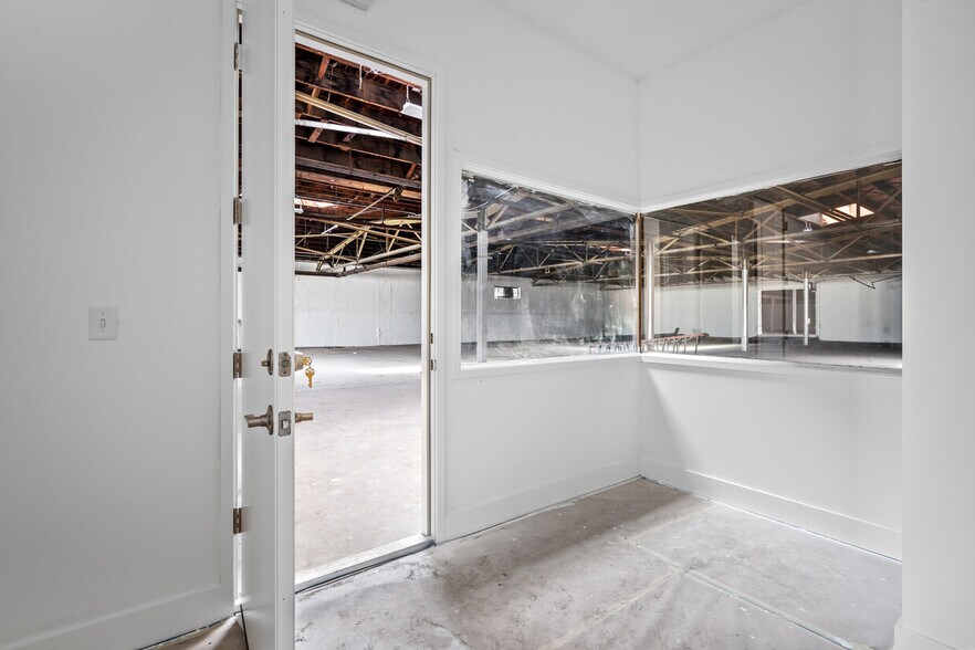 More Photos Of 5611 Clinton Dr, Houston Warehouse For Lease