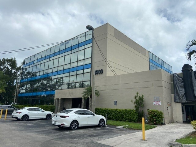 More Photos Of 3909 NE 163rd St, North Miami Beach Office For Lease