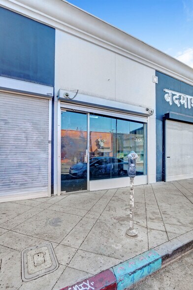 More Photos Of 416-424 N Fairfax Ave, Los Angeles Storefront For Lease