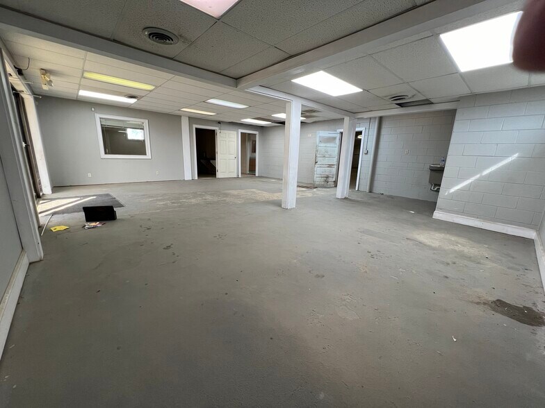 More Photos Of 869 S Lake Dr, Lexington Warehouse For Lease