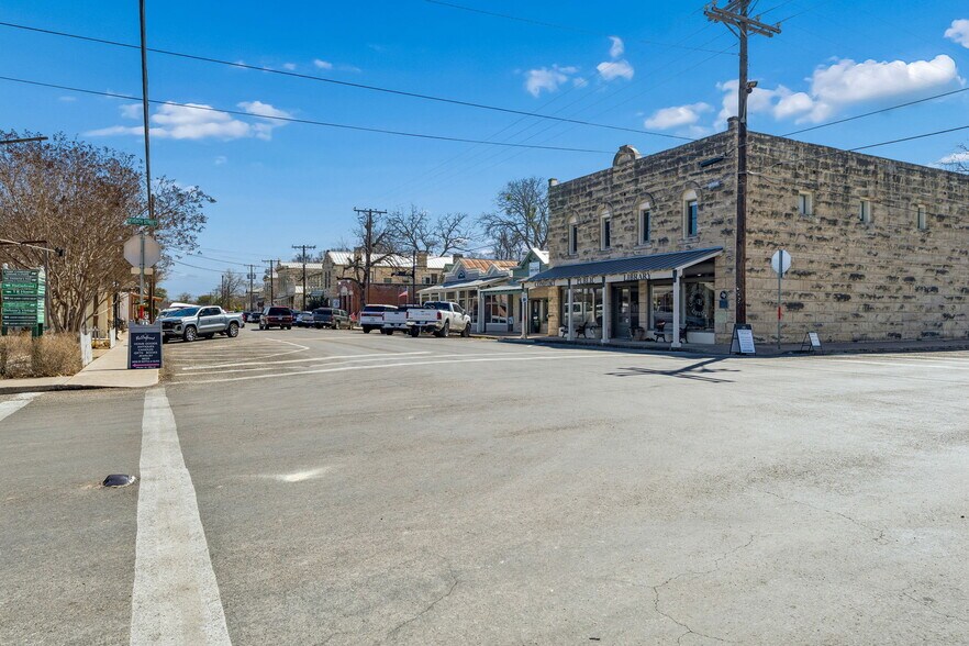 More Photos Of 606 High St, Comfort Storefront For Sale