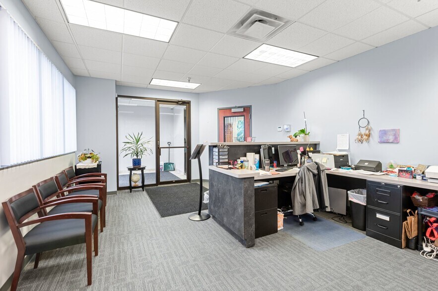 More Photos Of 501-617 Travelers Trl, Burnsville Research And Development For Lease