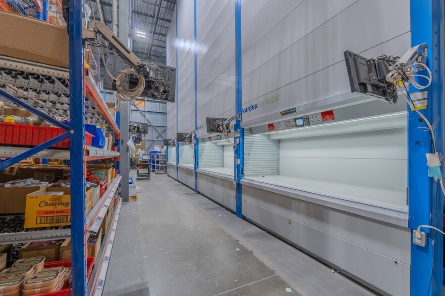 More Photos Of 10400 Renaude-Lapointe, Montréal Distribution For Sale