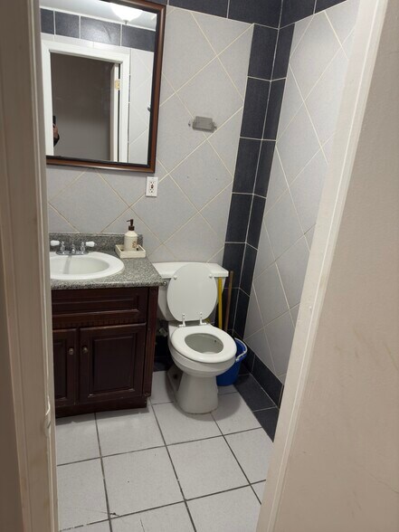 More Photos Of 817 Westchester Ave, Bronx Convenience Store For Lease