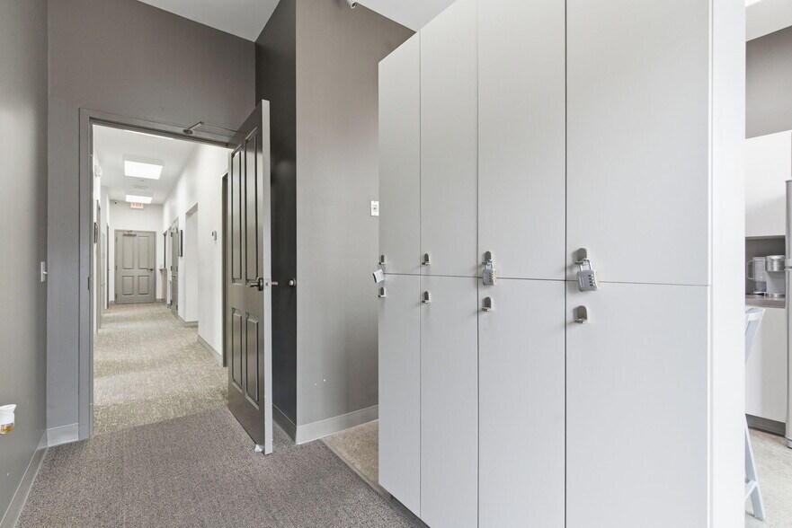 More Photos Of 2104 Chesterfield Blvd, Springfield Office For Sale