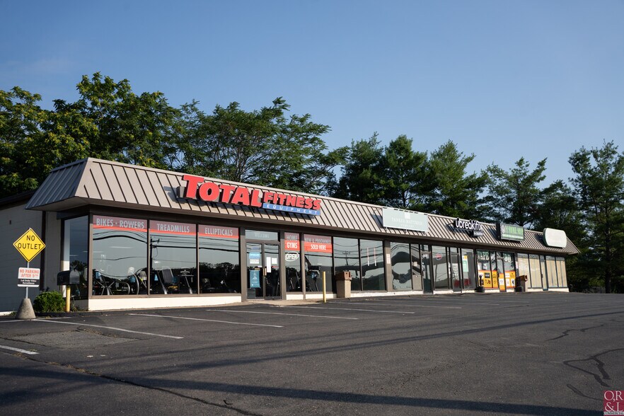 Primary Photo Of 3269-3281 Berlin Tpke, Newington Storefront Retail Office For Lease
