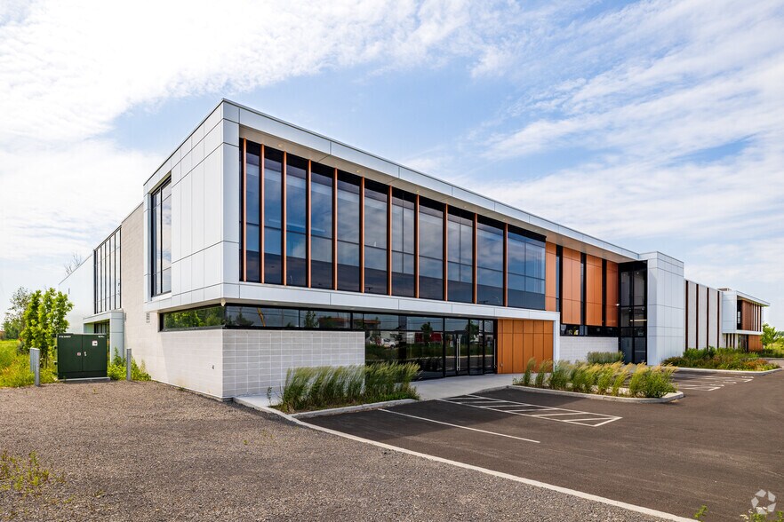 More Photos Of 6301 Rte De L'aéroport, Saint-hubert Distribution For Sale