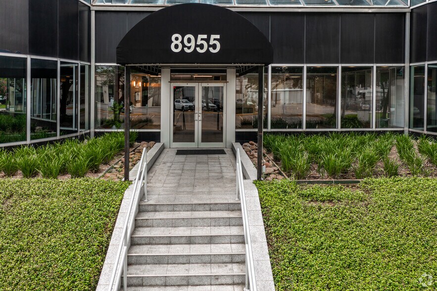 More Photos Of 8955 Katy Fwy, Houston Office For Lease