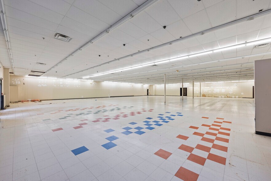 More Photos Of 4200 Skyhawk Pky, Martin Supermarket For Lease
