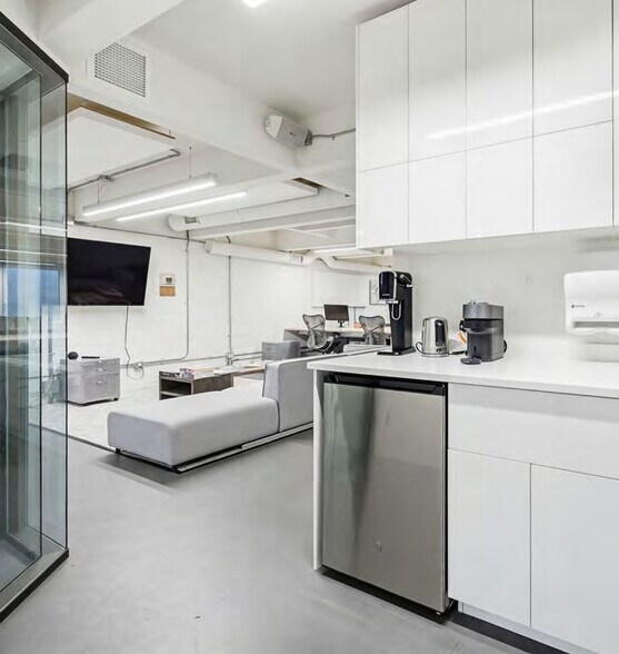 More Photos Of 118 8th Av W, Vancouver Flex For Lease