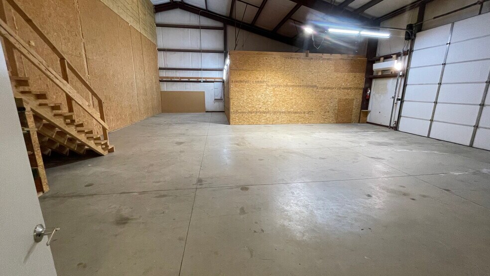 More Photos Of 1144 Pride Dr, New Braunfels Flex For Lease