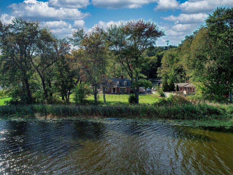 More Photos Of 669 Broadway, Ulster Park Hotel For Sale