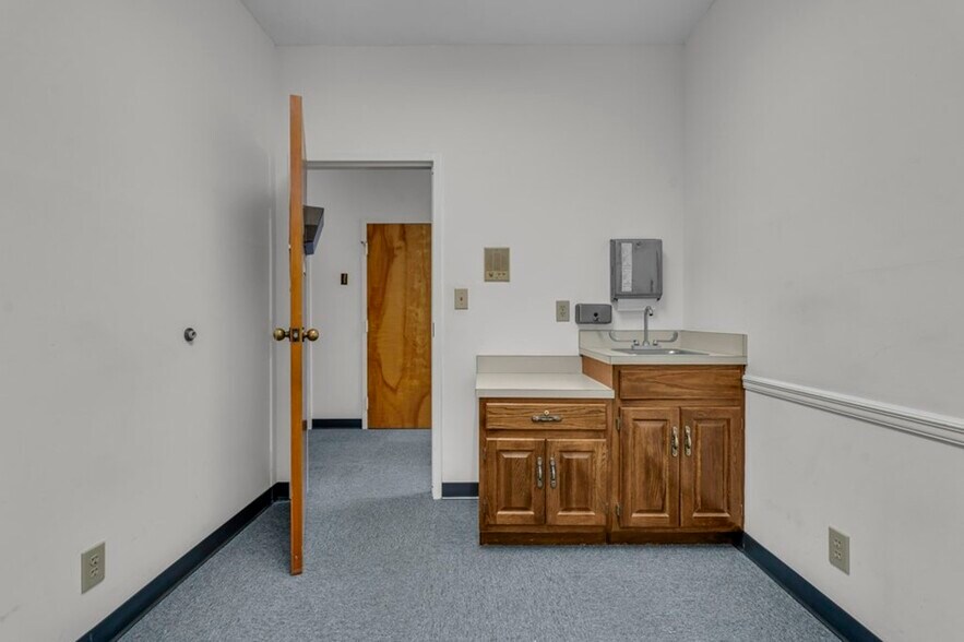 More Photos Of 2403 5th St N, Columbus Medical For Lease