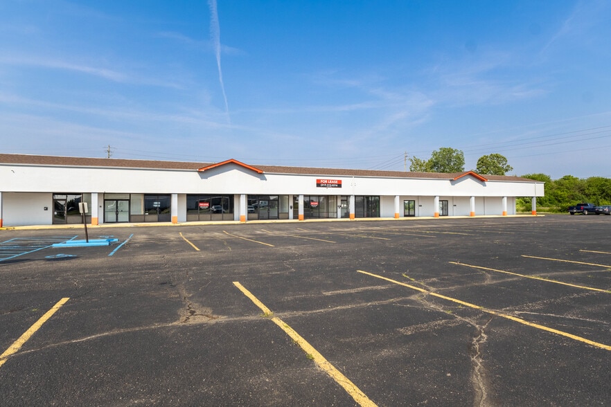 More Photos Of 4702-4740 Century Plaza Rd, Indianapolis Unknown For Lease
