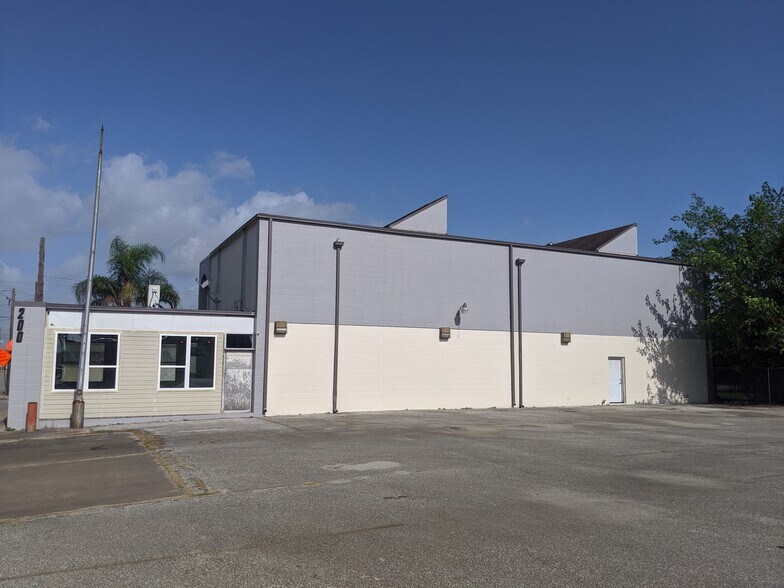 More Photos Of 200 E Texas Ave, Baytown Freestanding For Lease
