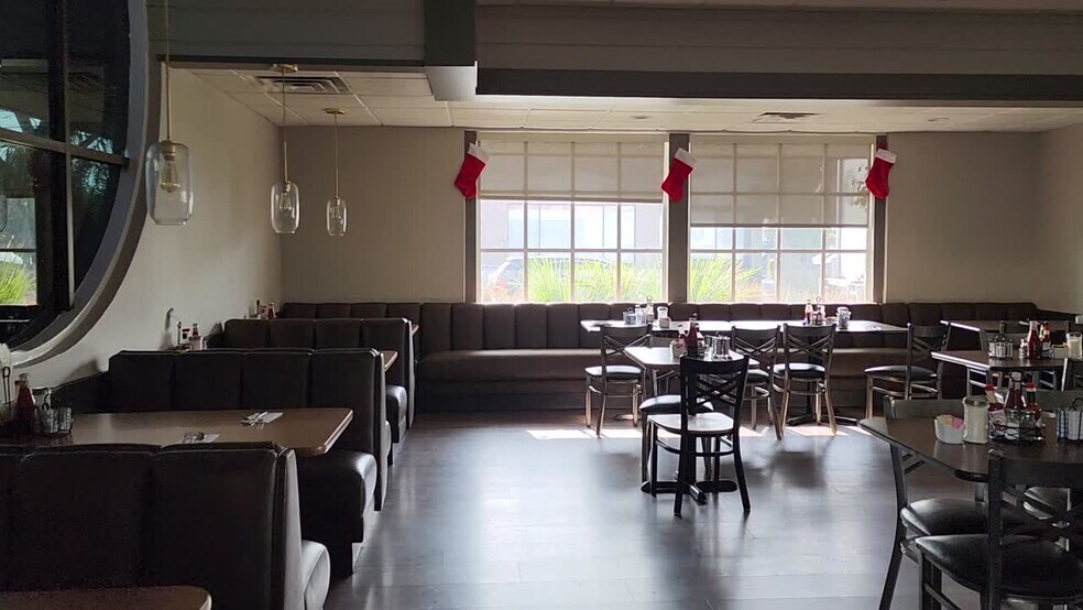 Primary Photo Of 14445 Sherman Way, Van Nuys Restaurant For Lease