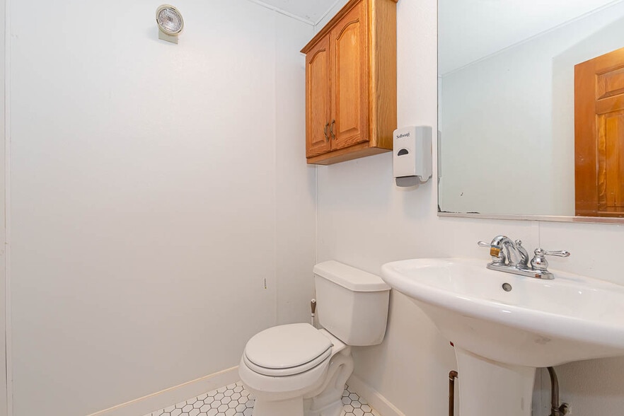 More Photos Of 143 State St, Newburyport Loft Creative Space For Lease