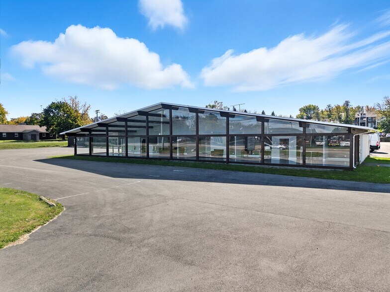 More Photos Of 801 W Grant Hwy, Marengo Showroom For Lease