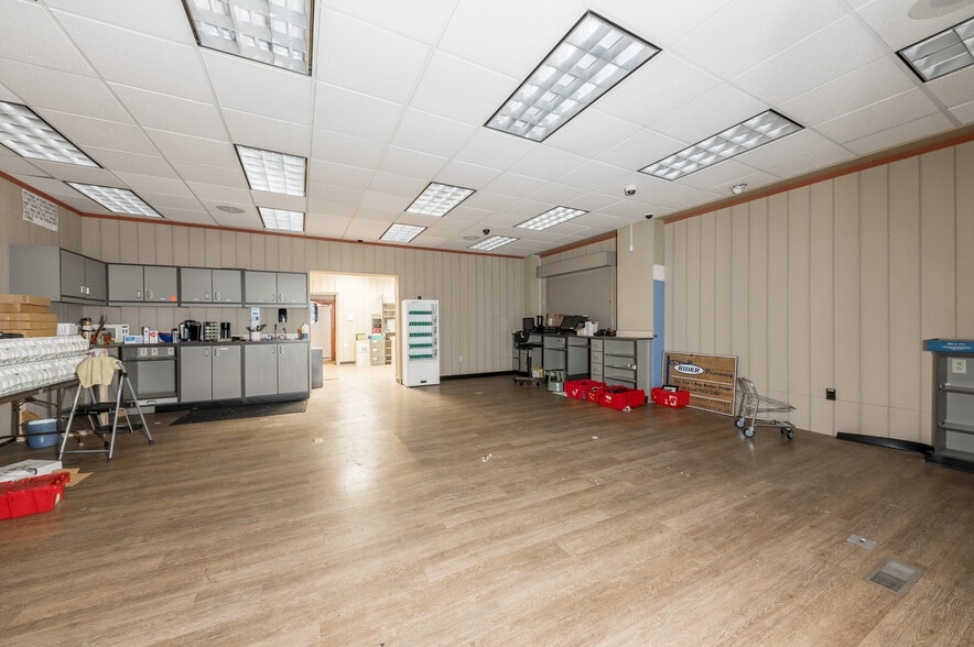 More Photos Of 303-305 Merchant St, Fairmont Showroom For Sale