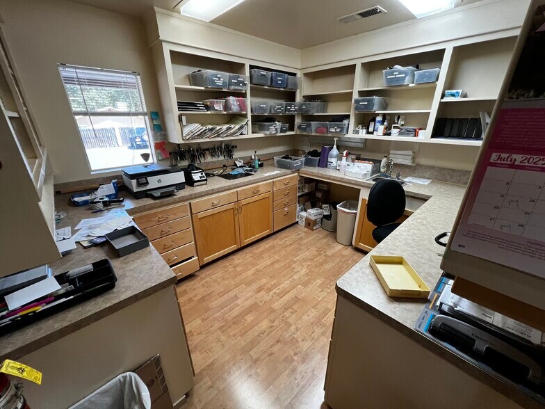More Photos Of 3753 Churn Creek Rd, Redding Office For Sale