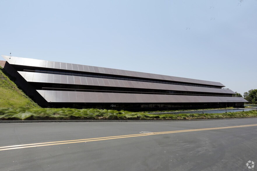 More Photos Of 1 Baxter Way, Westlake Village Office For Lease