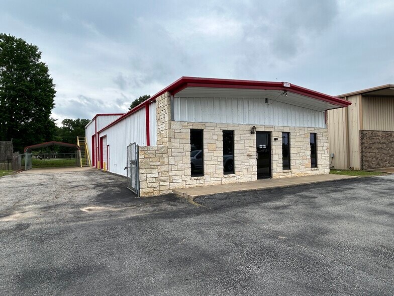 More Photos Of 5424 W Oak St, Palestine Showroom For Lease