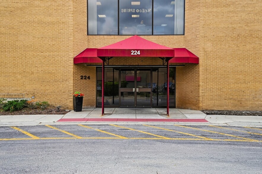 More Photos Of 1S224 Summit Ave, Oakbrook Terrace Medical For Lease