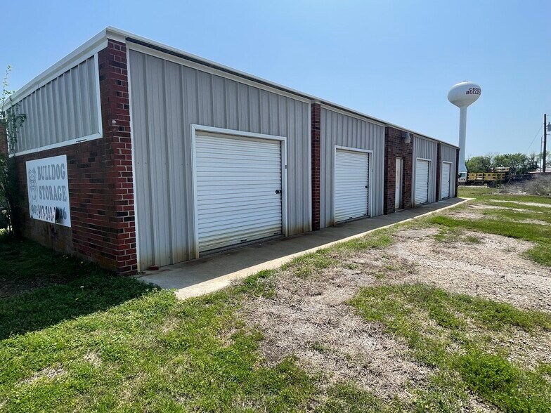 More Photos Of 931 E Dallas Ave, Cooper Self Storage For Sale