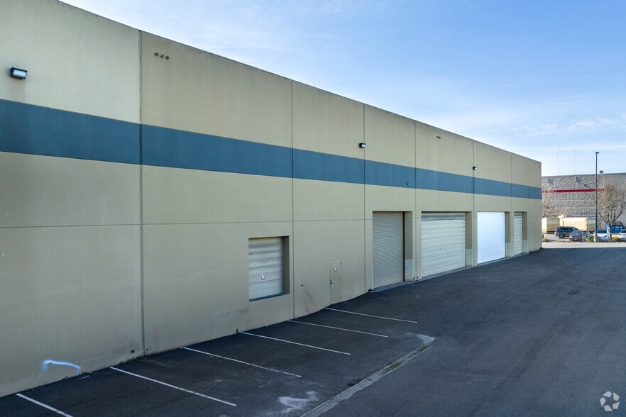 More Photos Of 4901-4911 Central Ave, Richmond Showroom For Lease