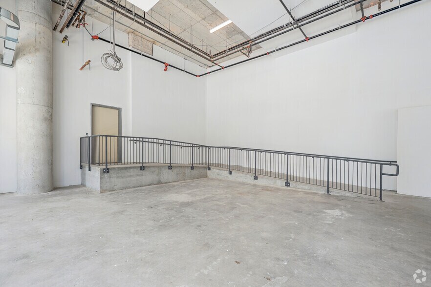 More Photos Of 23 Spadina Ave, Toronto Apartments For Lease