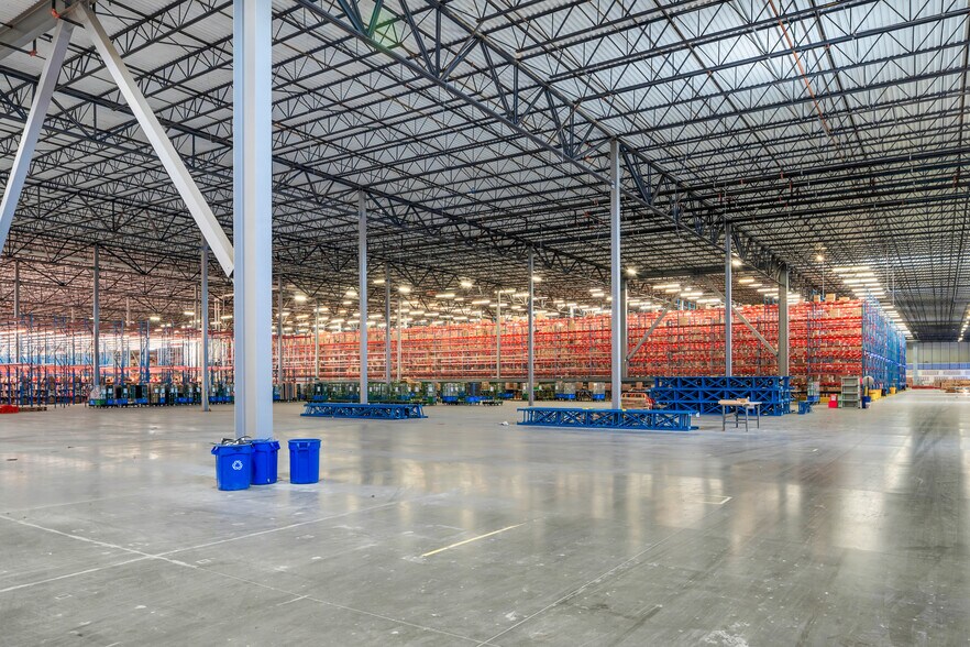 More Photos Of 7865 National Tpke, Louisville Distribution For Lease