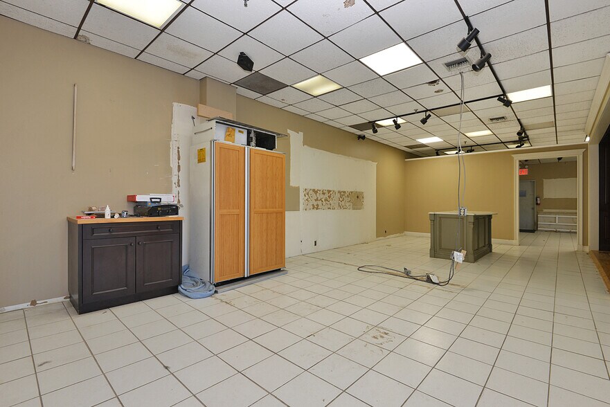 More Photos Of 4202 Astoria Blvd, Astoria Service For Lease
