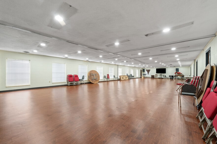 More Photos Of 3411 Covington Pike, Memphis Religious Facility For Sale